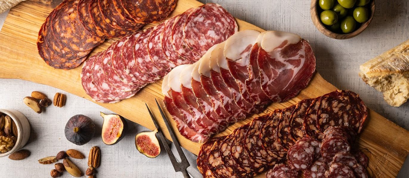 Charcutaria premium: uma fatia de tradição e sabor em cada mordida.